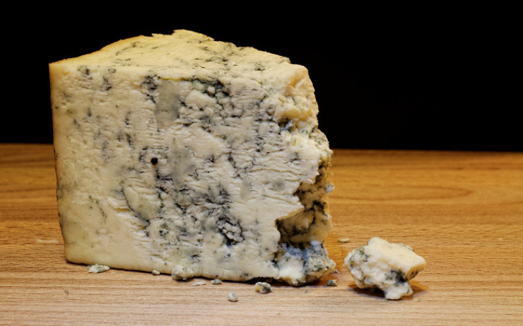 Черв'яки, пліснява, запах: названо 5 "найгірших" і найдорожчих сирів у світі
