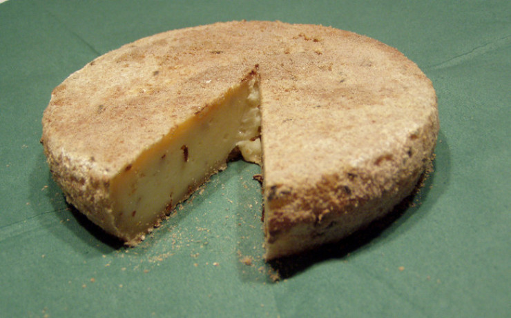Черв'яки, пліснява, запах: названо 5 "найгірших" і найдорожчих сирів у світі