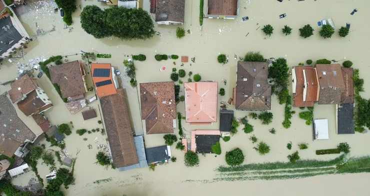 Люди пересуваються човнами: у Хорватії затопило місто Обровац