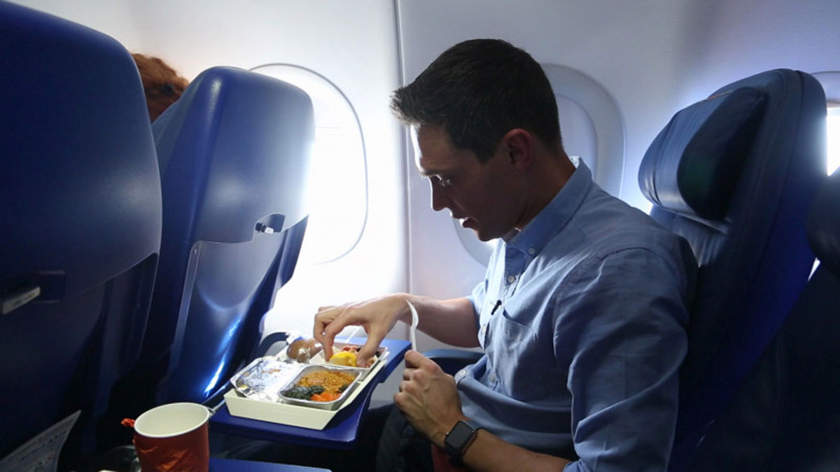 У США розгніваний їжею пасажир спробував увірватися до пілота