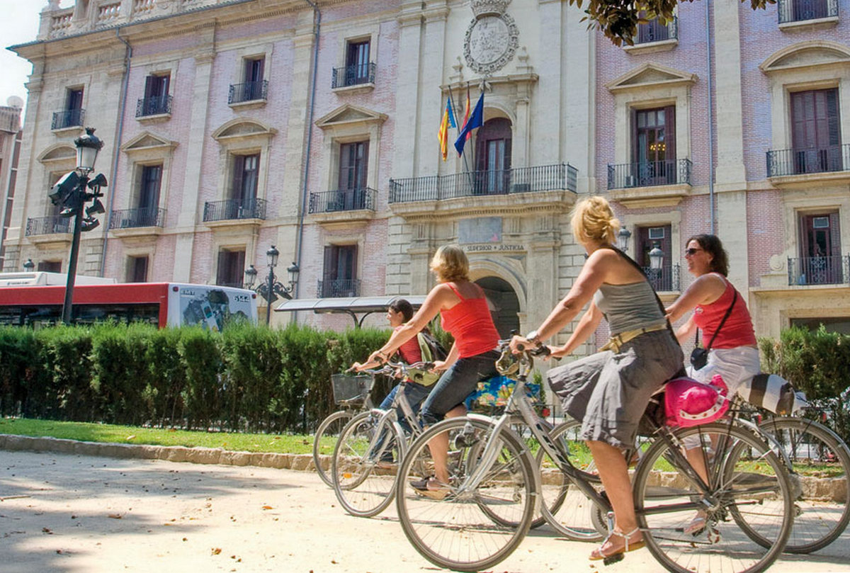 В Іспанї туристів на велосипедах штрафуватимуть за певний предмет на голові на 200 євро