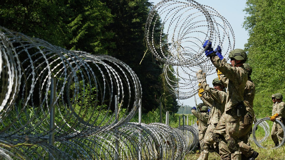 На кордоні Шенгена зводиться стіна з колючим дротом