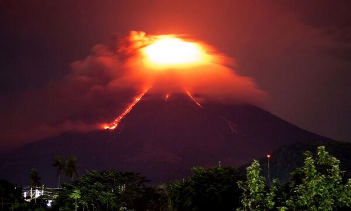 Небезпечний вулкан на Філіппінах викидає лаву, почалася евакуація