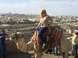 У Єрусалимі верблюд підбіг до екскурсійної групи та покусав туристку