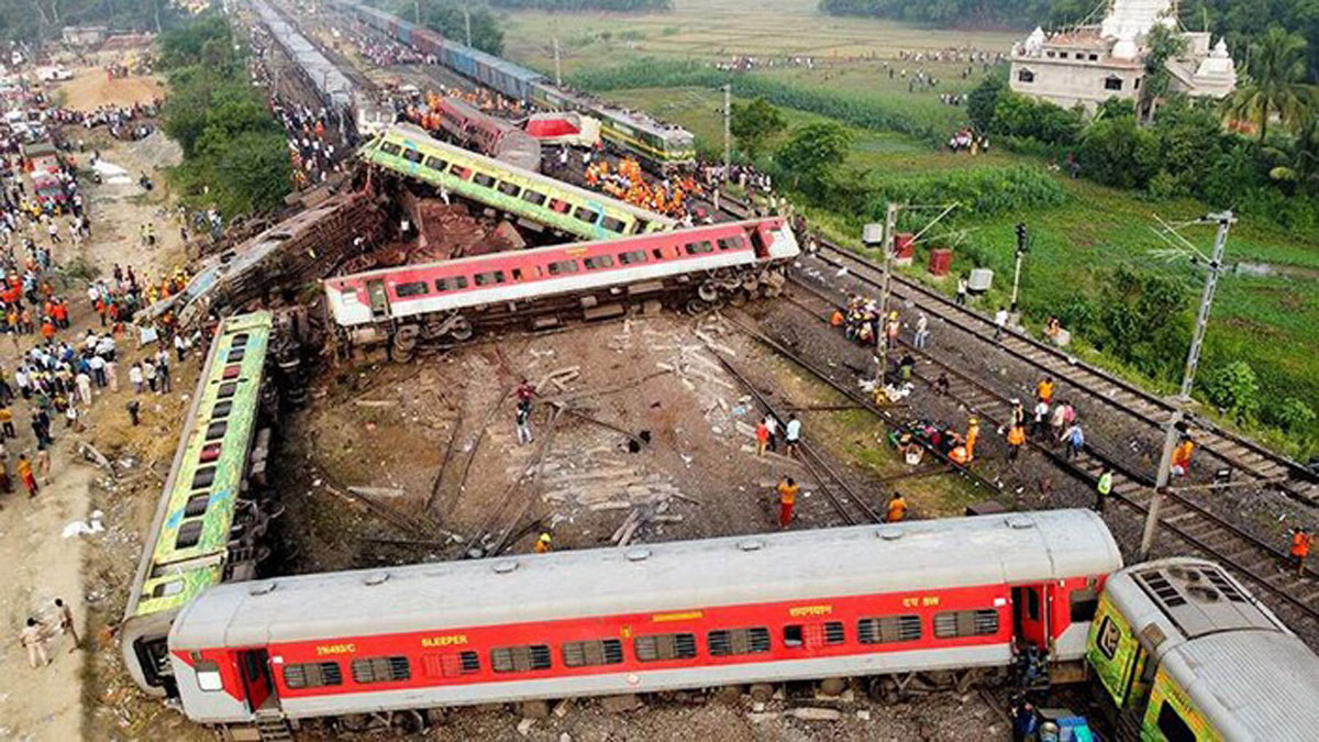 Внаслідок зіткнення трьох поїздів в Індії загинуло понад 280 людей, 900 постраждали