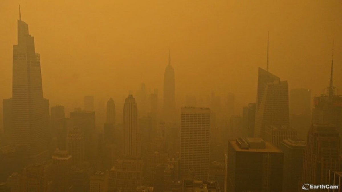 Нью-Йорк заволокло димом від лісових пожеж: не видно навіть хмарочосів