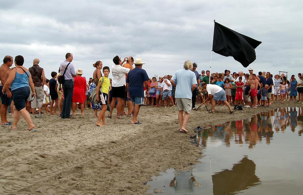 Над 48 пляжами в Іспанії вивісили чорні прапори, туристи шоковані