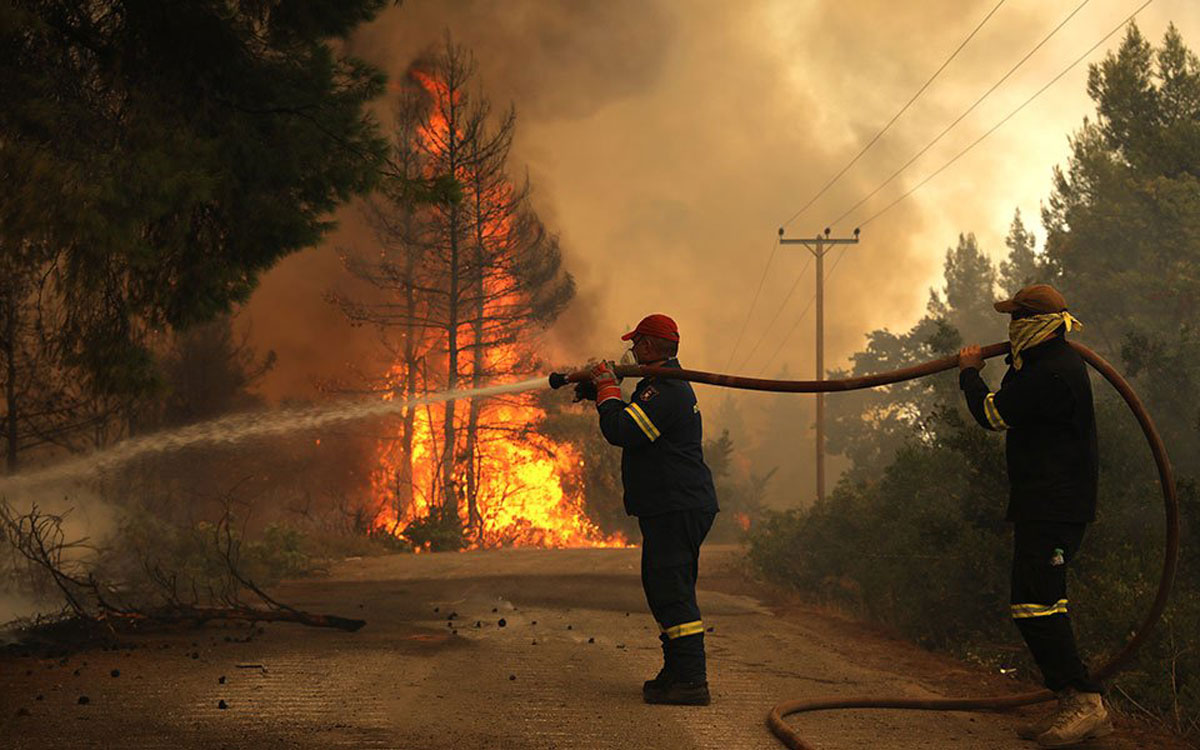 Спека у Греції: острів Родос охоплений пожежами, туристів евакуювали з готелів