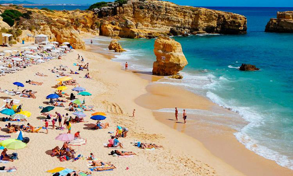 На пляжах Португалії заборонили слухати музику