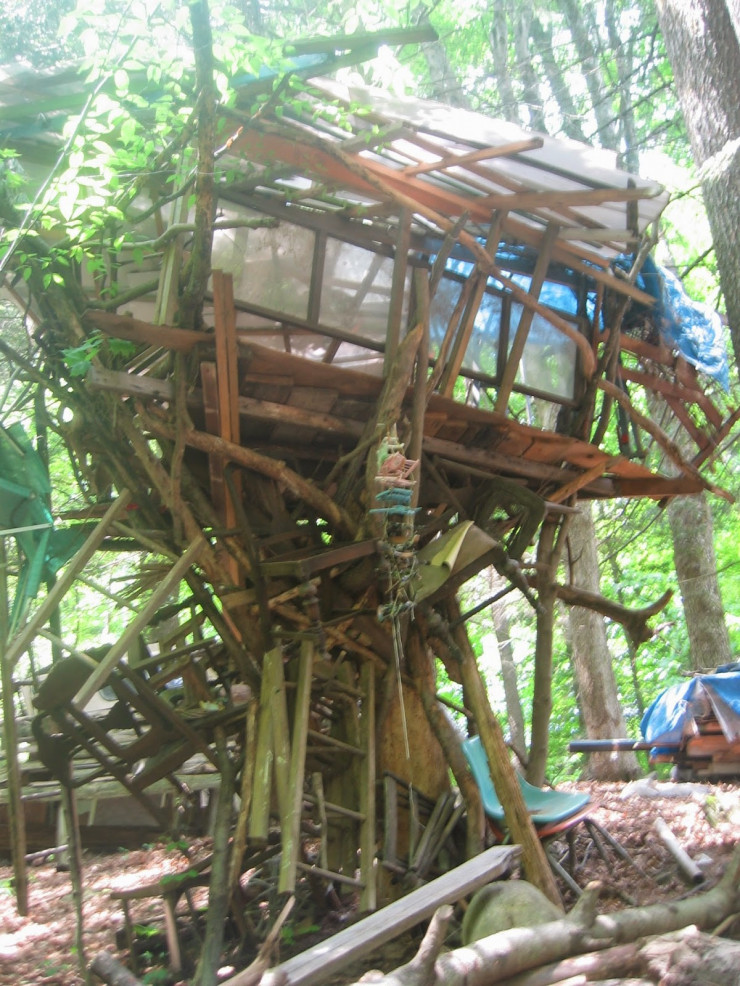 American artist built a “fantastic city” in the forest for tourists