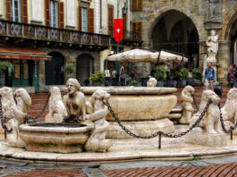 В Італії туристи пошкодили цінну статую під час селфі