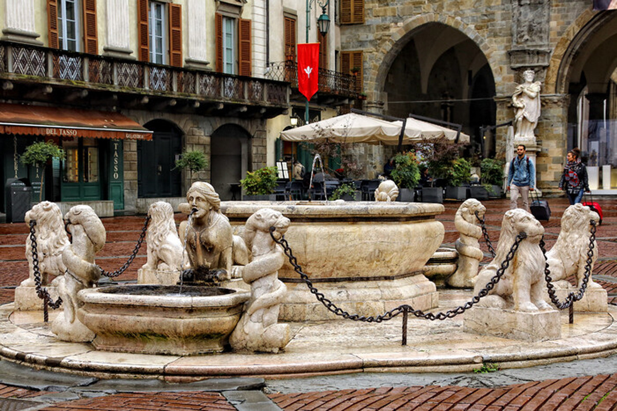 В Італії туристи пошкодили цінну статую під час селфі