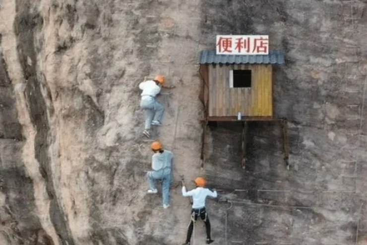 У Китаї знайшли магазин, який знаходиться на висоті 120 метрів від землі