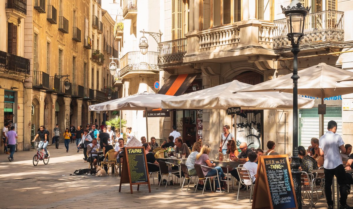 Чому ресторани Барселони відмовляють у обслуговуванні поодиноких відвідувачів?