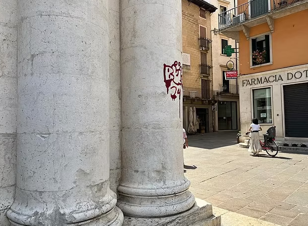 Поврежденные статуи и оскверненная Пизанская башня: туристы-вандалы и их проявления на итальянских памятниках