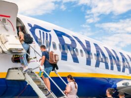 Приховані збори обходяться дорожче, ніж квиток на літак. Які авіакомпанії найчастіше користуються цією схемою та як її уникнути?