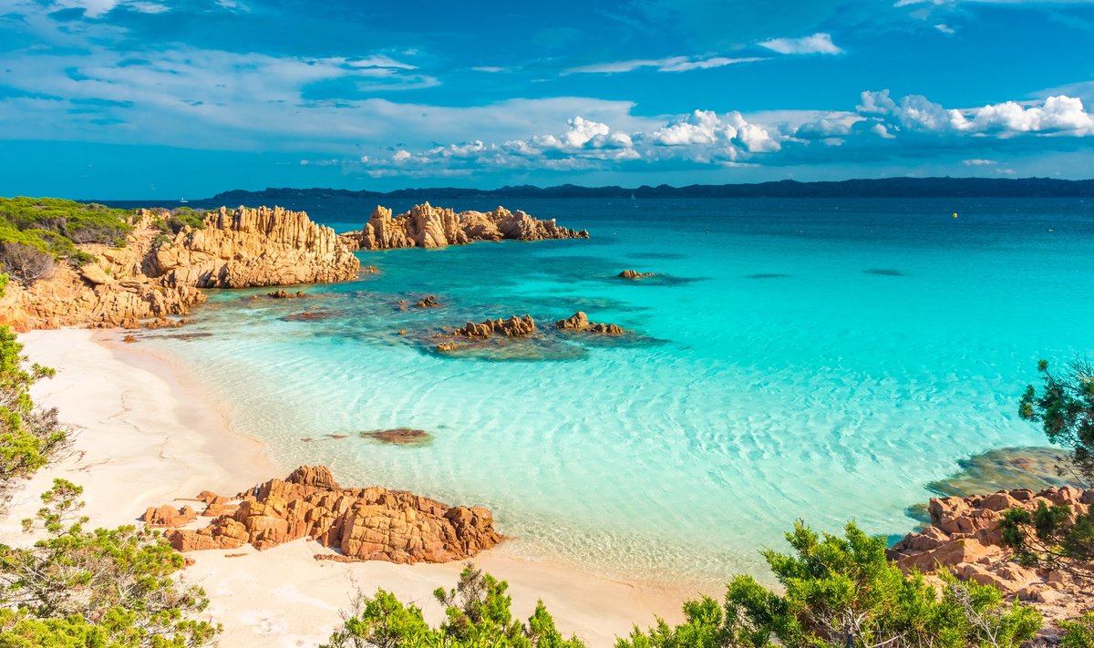 Французький турист намагався вивезти з пляжу Сардинії понад 40 кг каменів
