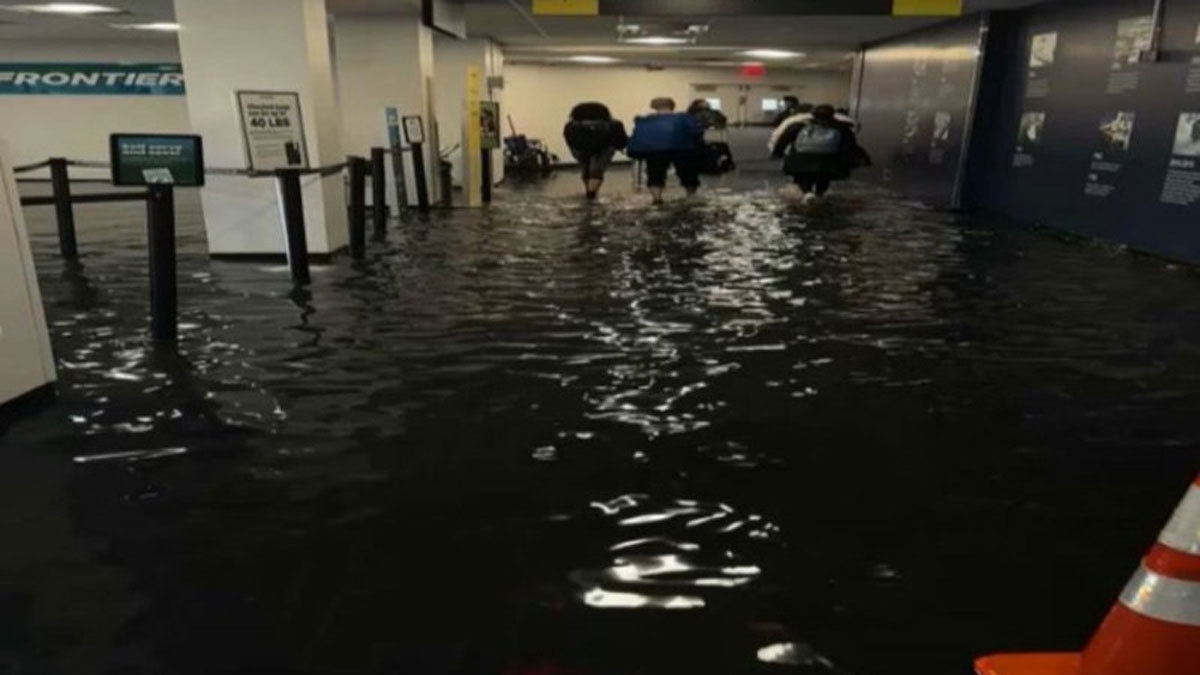 Нью-Йорк залило: люди діляться страшними кадрами із затоплених вулиць міста та аеропорту
