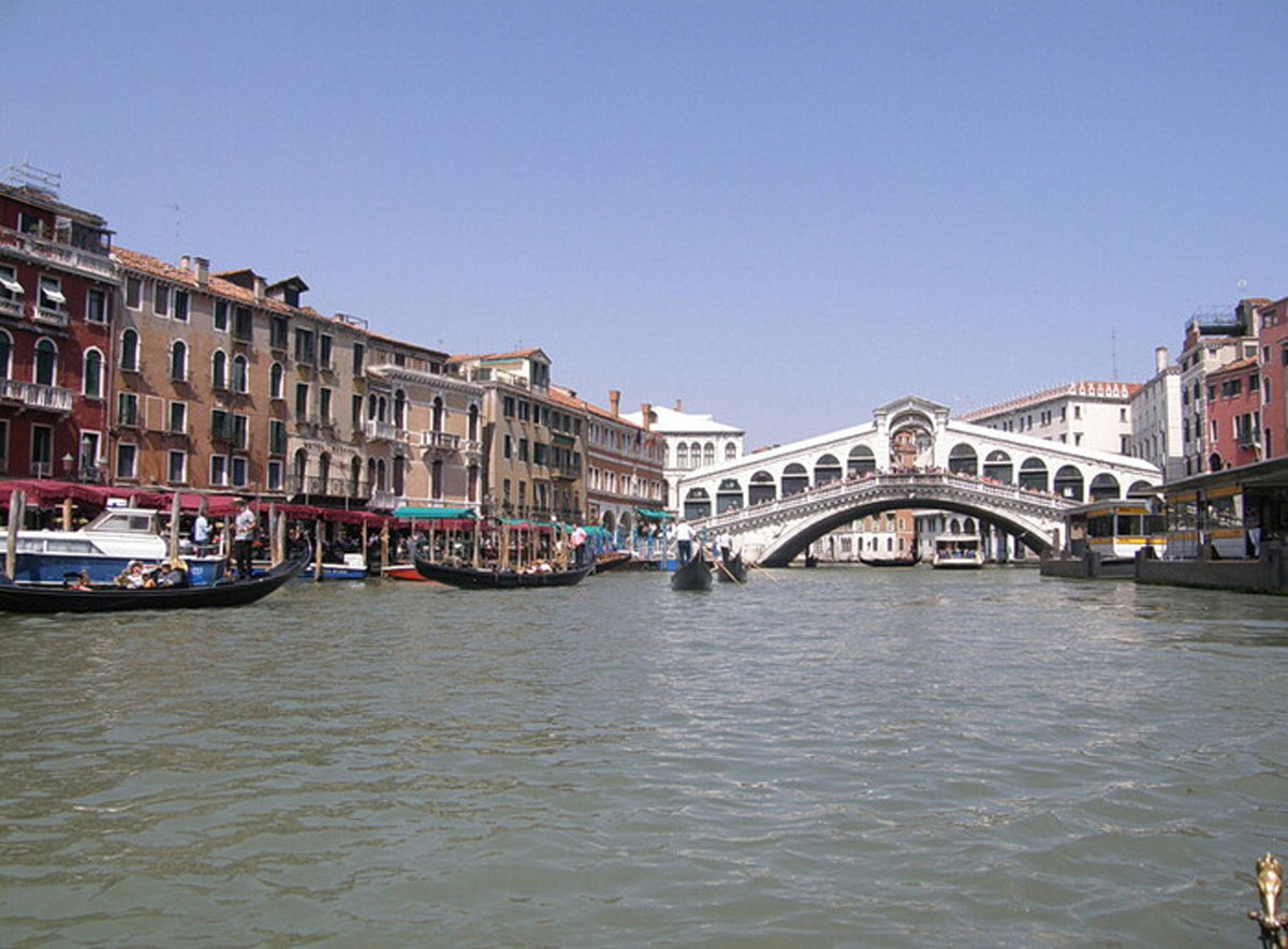 У Венеції автобус звалився з мосту, загинули понад 20 туристів