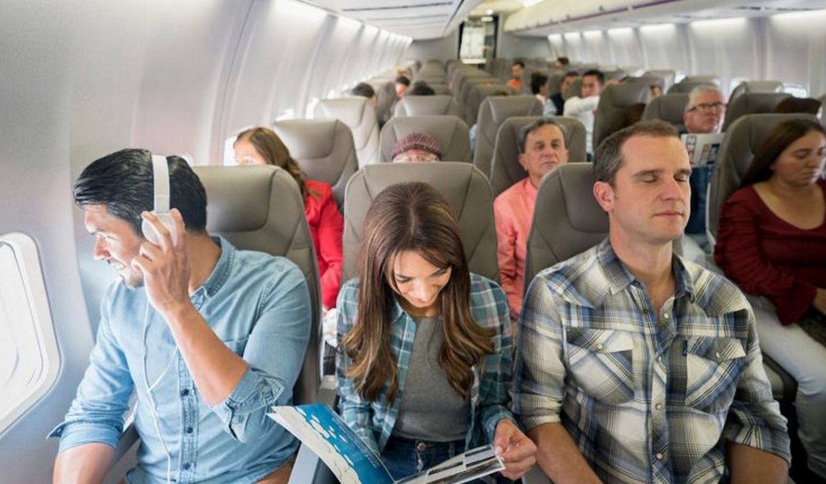 Туристку в літаку, яка намагалася застосувати трюк, щоб ніхто поряд не сів, викрили і присоромили публічно