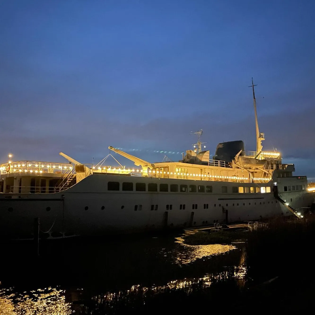 A man bought an old cruise ship from an advertisement and converted it for a living: this is what it looks like from the inside