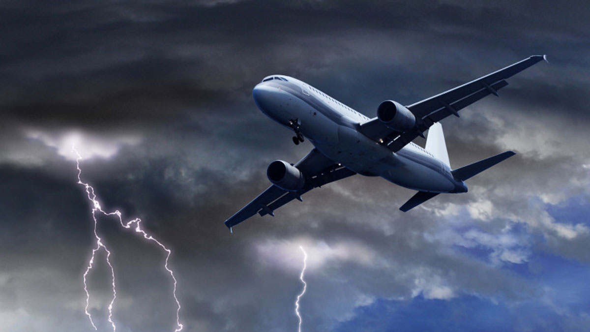 У літак із пасажирами на борту вдарила блискавка під час польоту