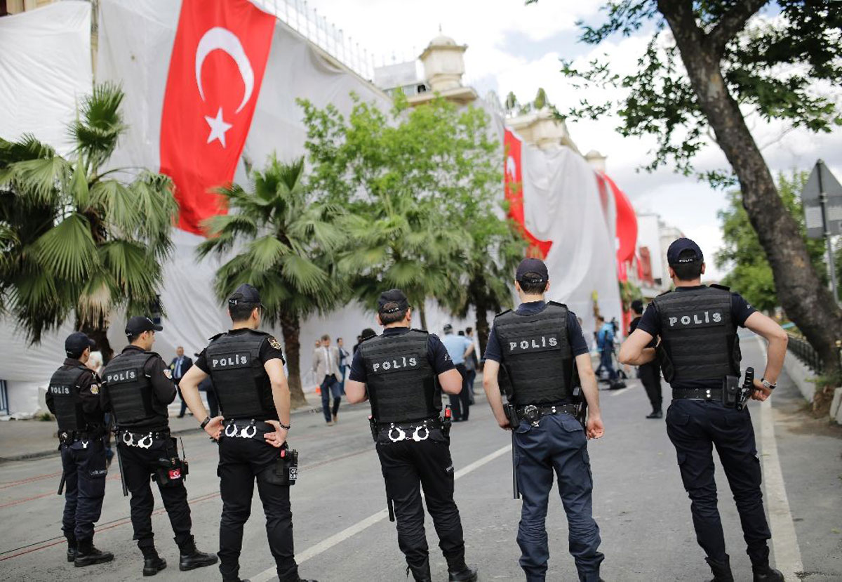 У Стамбулі затримали майже 100 злочинців, які вимагали у туристів гроші