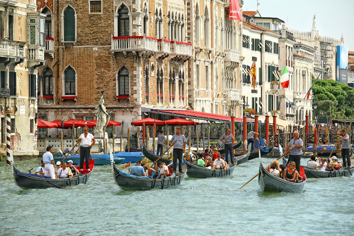 У Венеції туристи під час селфі випали із гондоли у воду