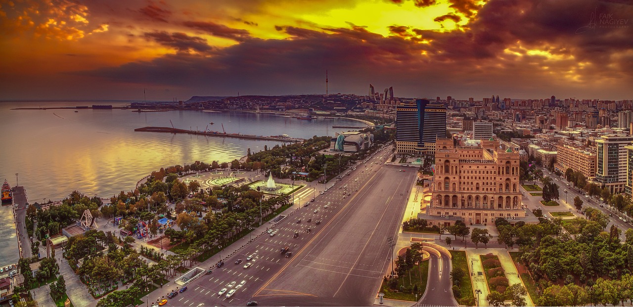 У Баку в море перекинувся прогулянковий катер із туристами