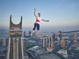 Найвищий у світі міський маршрут: еквілібрист пройшов по стропі між вежами Katara Tower