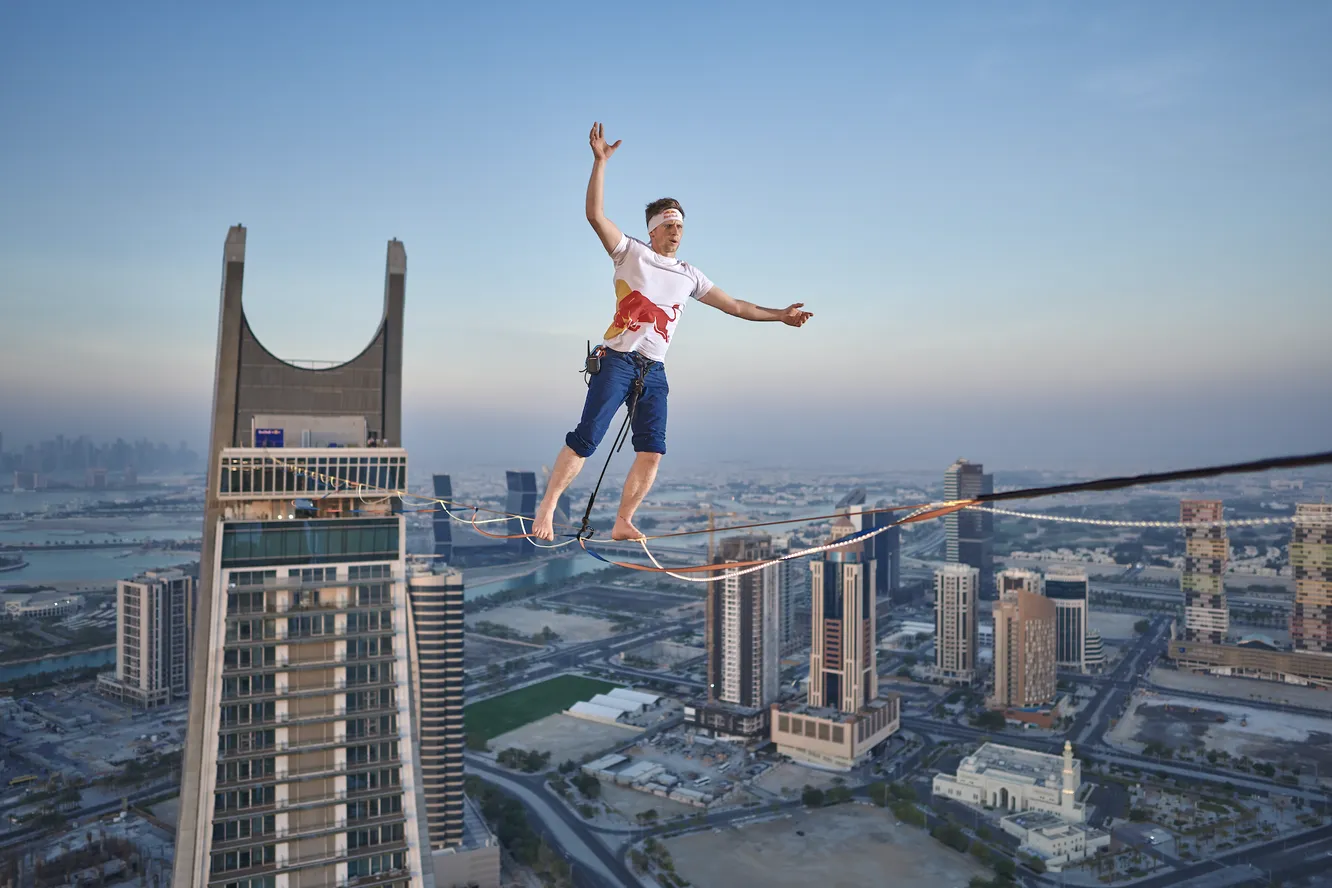 Найвищий у світі міський маршрут: еквілібрист пройшов по стропі між вежами Katara Tower