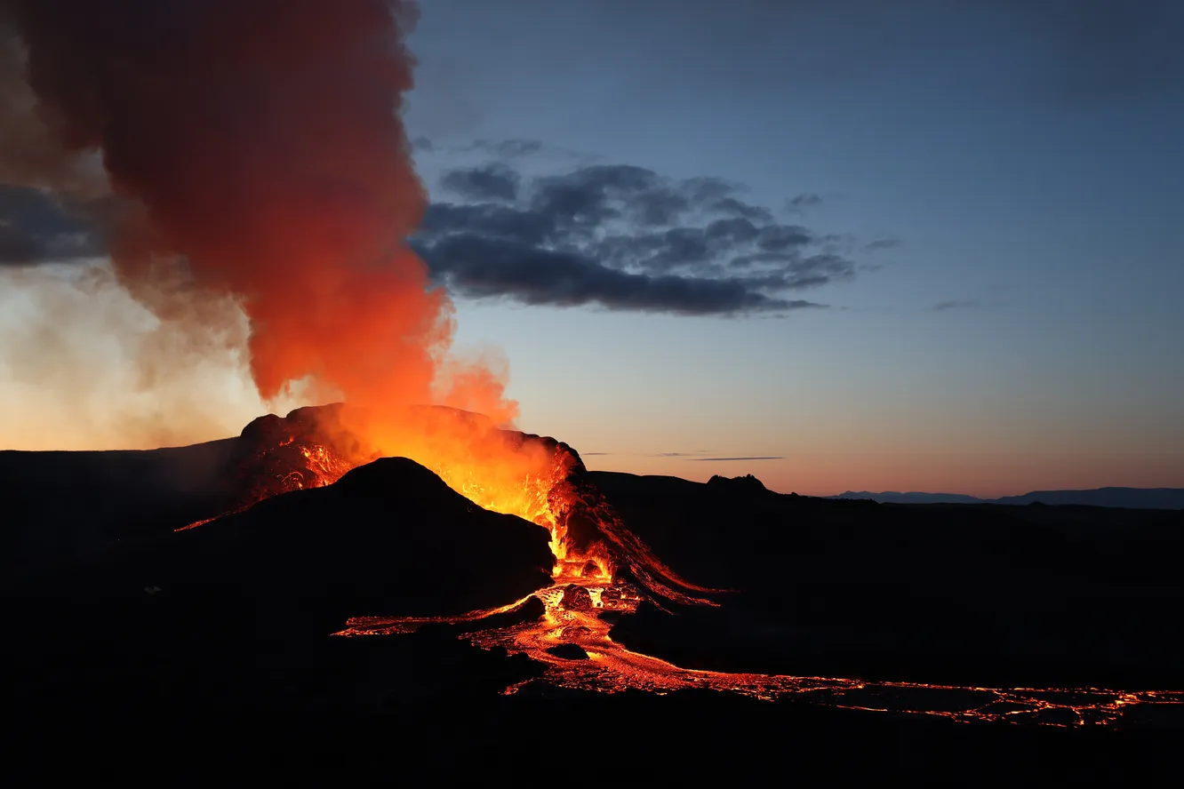 В Ісландії почалося сильне виверження вулкана. Минулого разу через нього евакуювали ціле місто