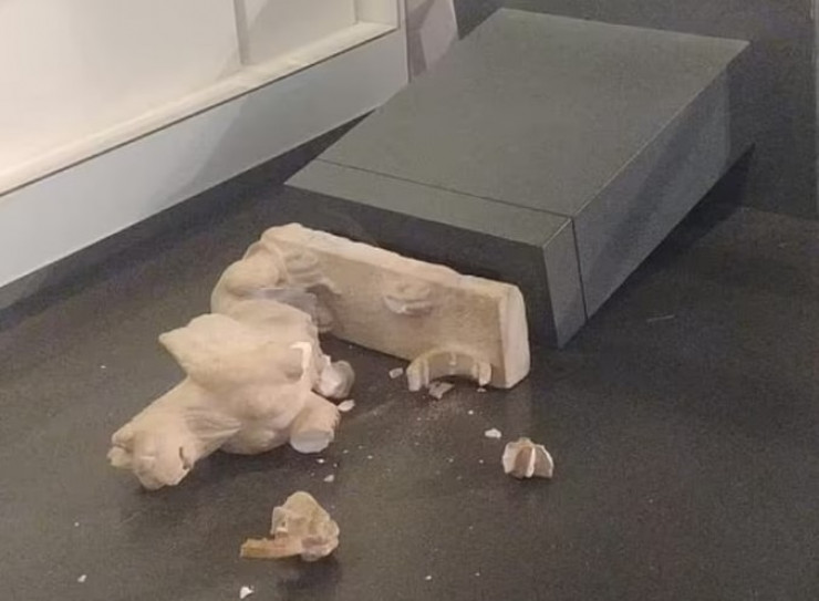 В Ізраїлі турист розбив у музеї дві античні статуї за мільйон доларів і потрапив до лікарні