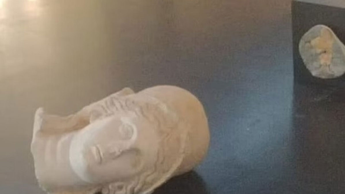 В Ізраїлі турист розбив у музеї дві античні статуї за мільйон доларів і потрапив до лікарні