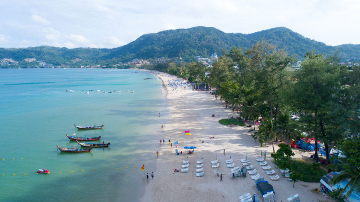 Найпопулярніший пляж Таїланду накрило 