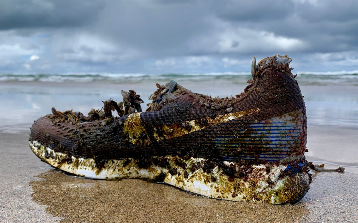 На пляжі Данії шторм викинув тисячі черевиків