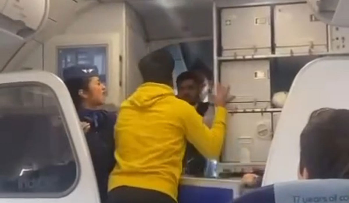 В Індії пілот отримав по обличчю від пасажира за затримку рейсу на 13 годин