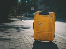 Експерти порадили туристам відмовитися від яскравих валіз