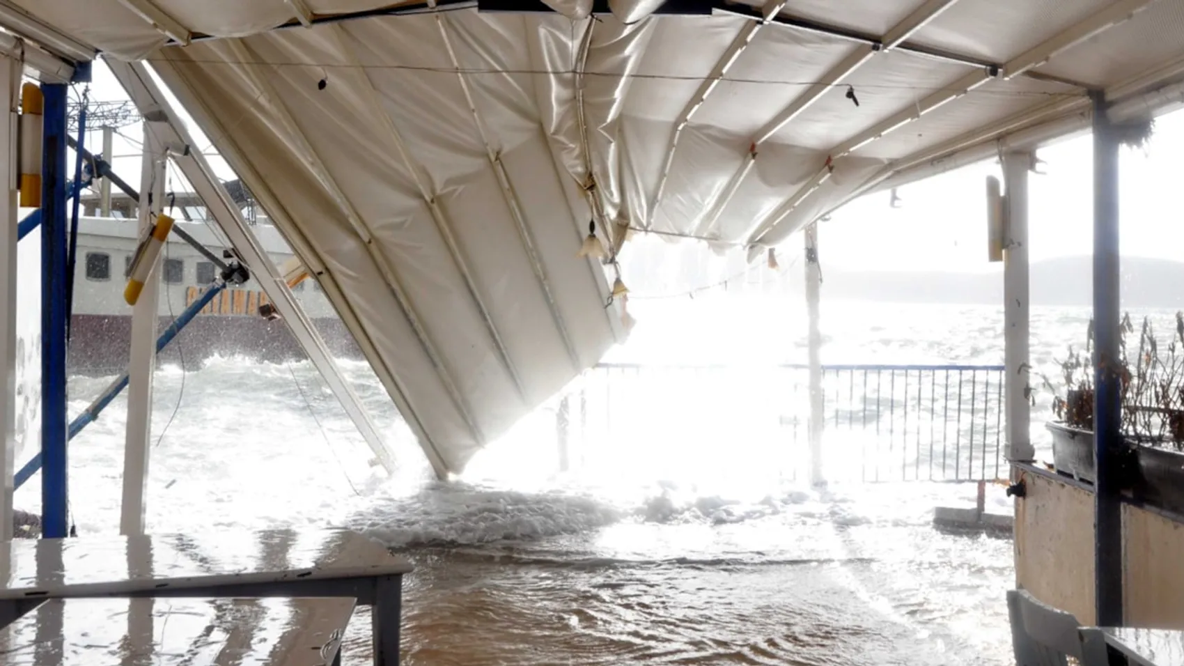 Хвилі доходили до другого поверху, ресторани зруйновані, яхти затоплені: Курорти Туреччини накрив шторм