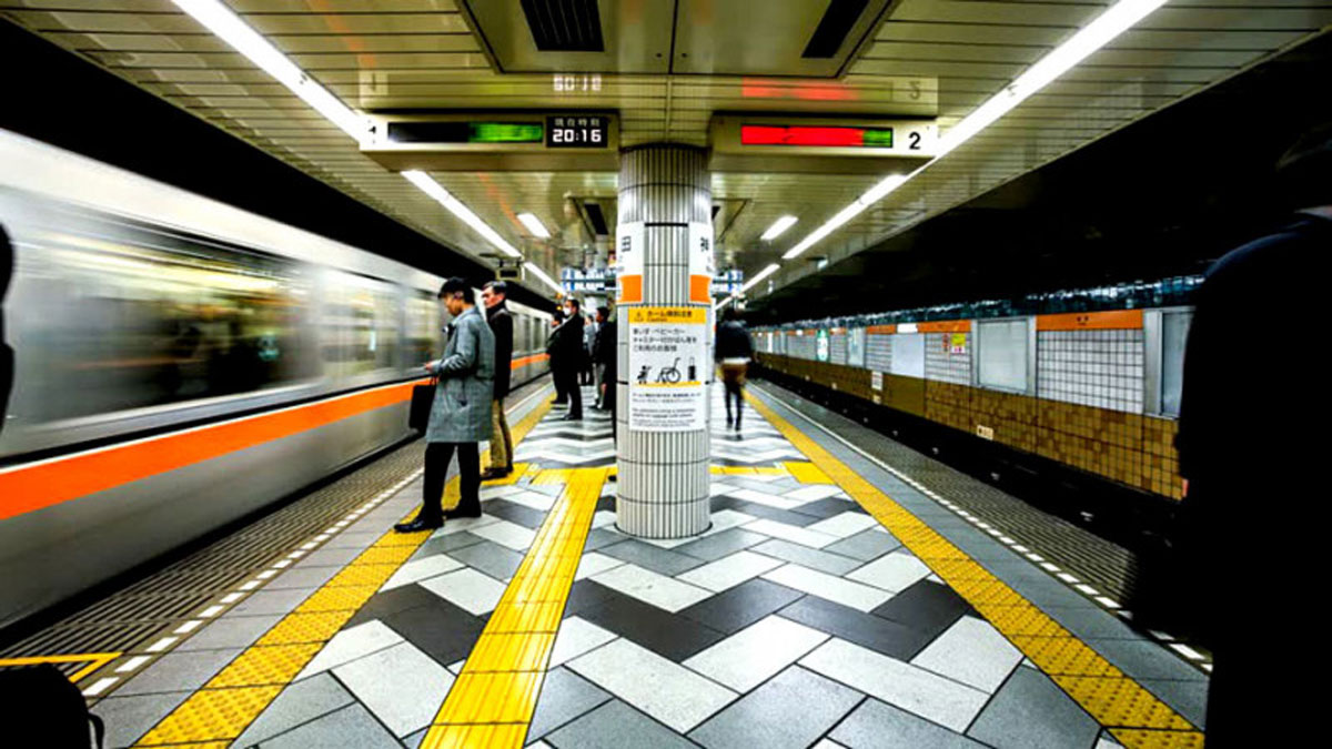 Жінка з ножем напала на туриста у метро Токіо