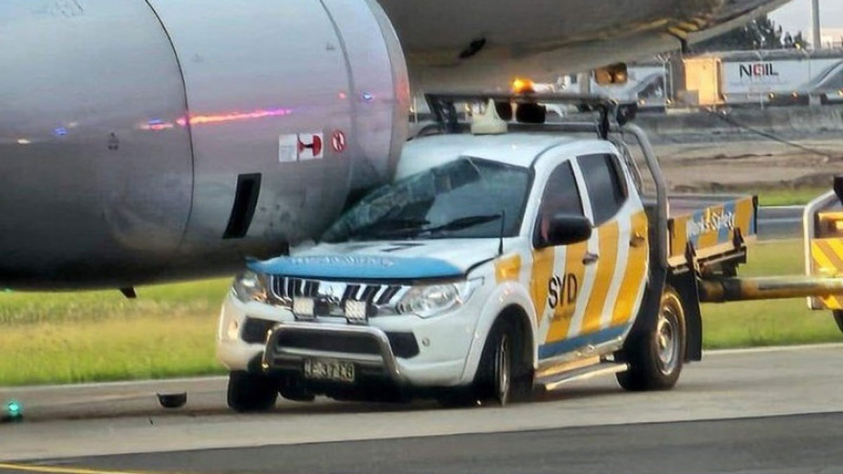 В аеропорту Сіднея літак зіткнувся з автомобілем і став непридатним для експлуатації