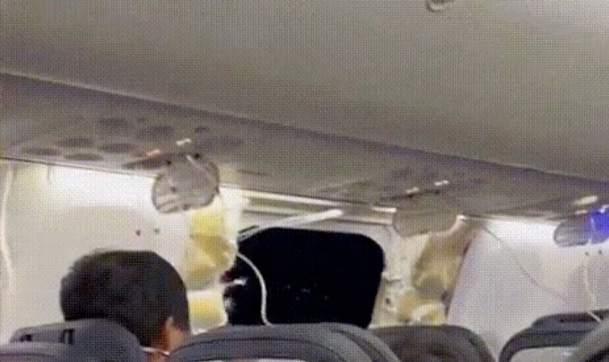 Частина пасажирського літака відірвалася під час польоту до США