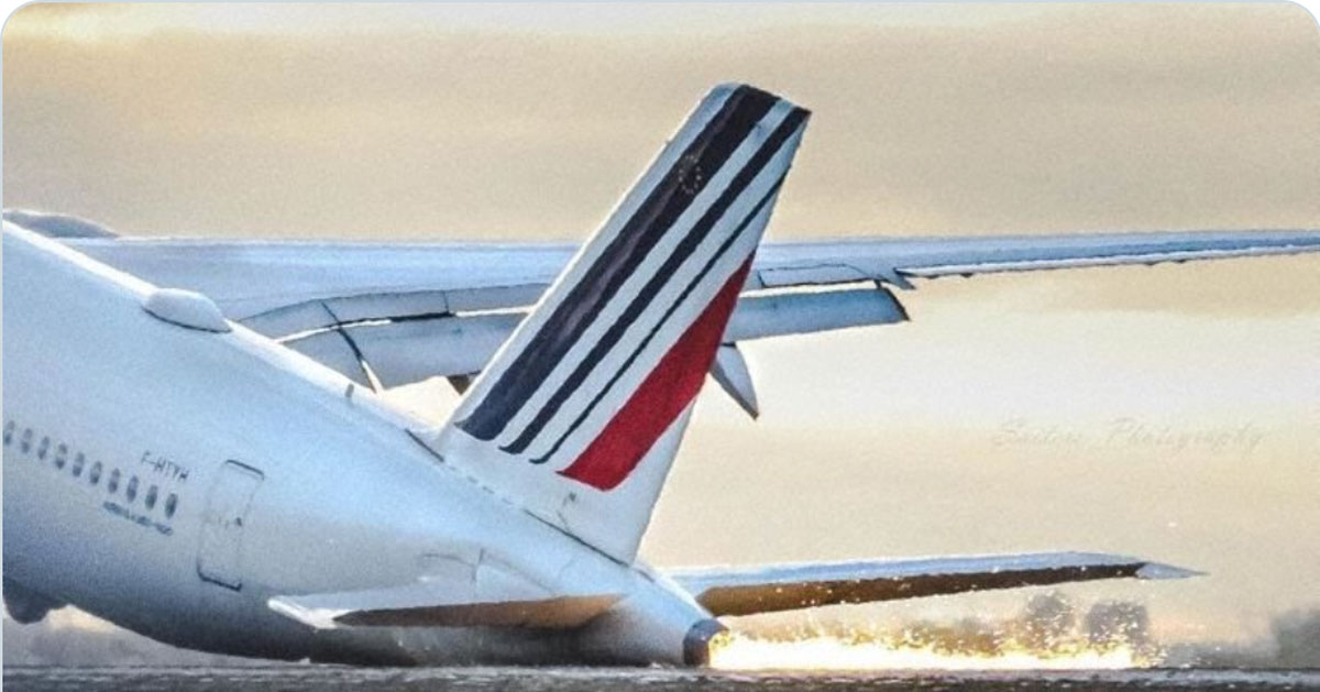У Торонто літак ударився хвостом об землю під час посадки
