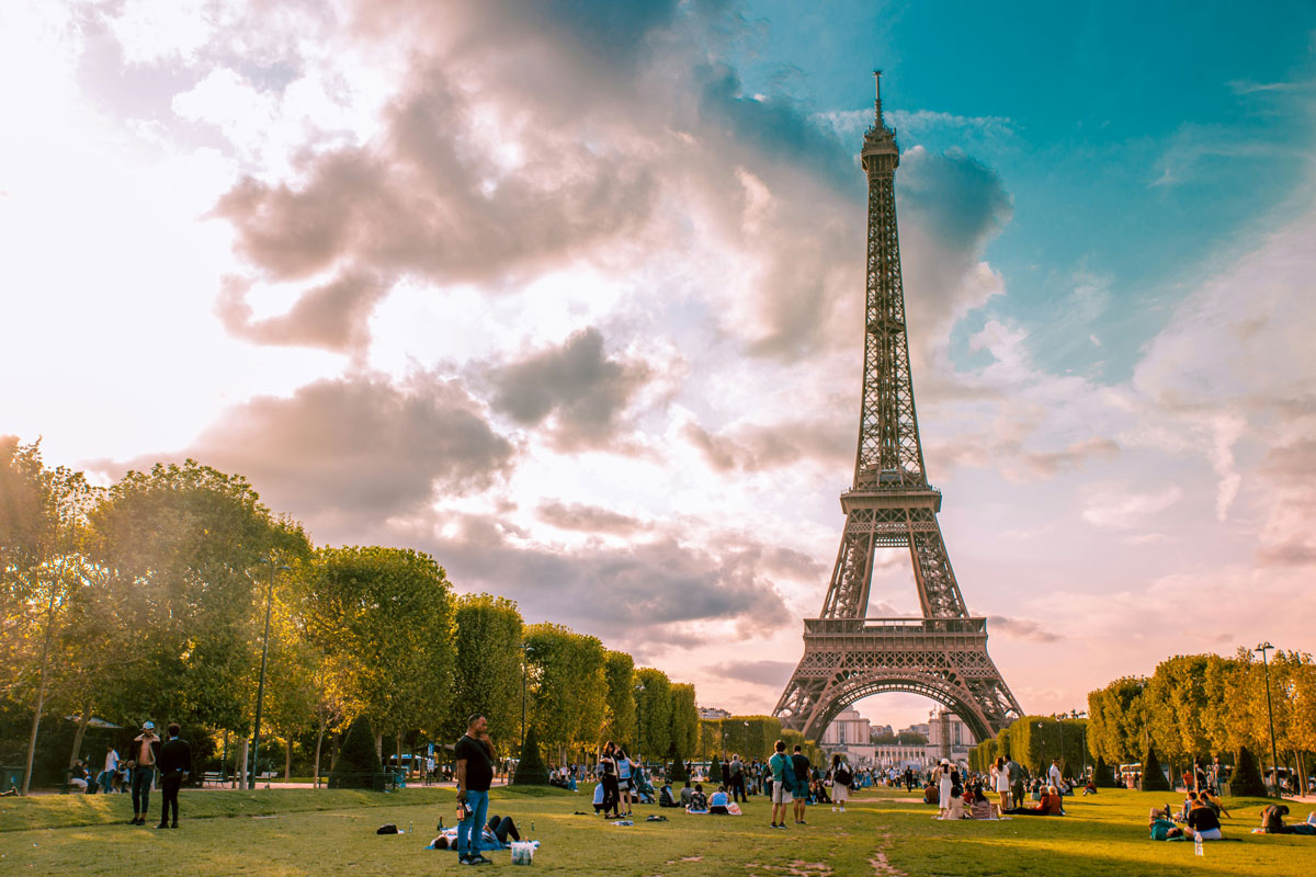 У Парижі туристів перестали пускати на Ейфелеву вежу