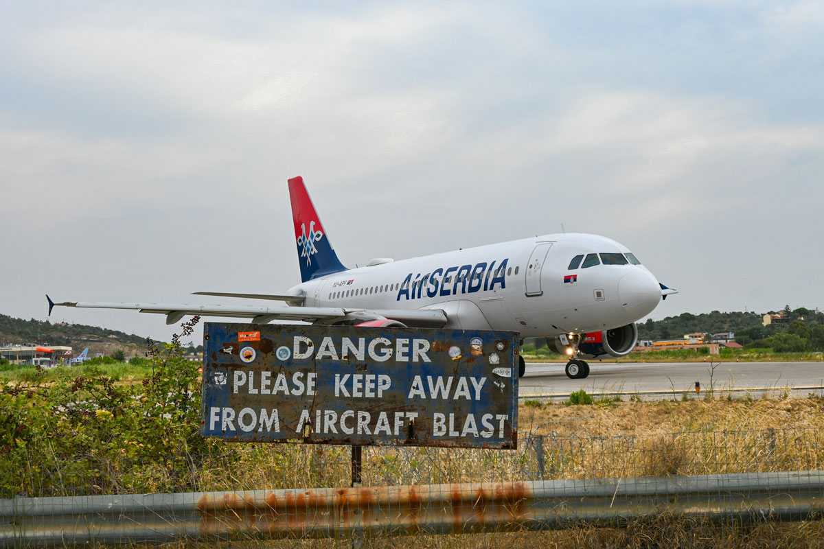 Літак пробив фюзеляж під час вильоту з аеропорту Белграда