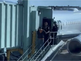 У США чоловік під час польоту спробував відчинити двері літака