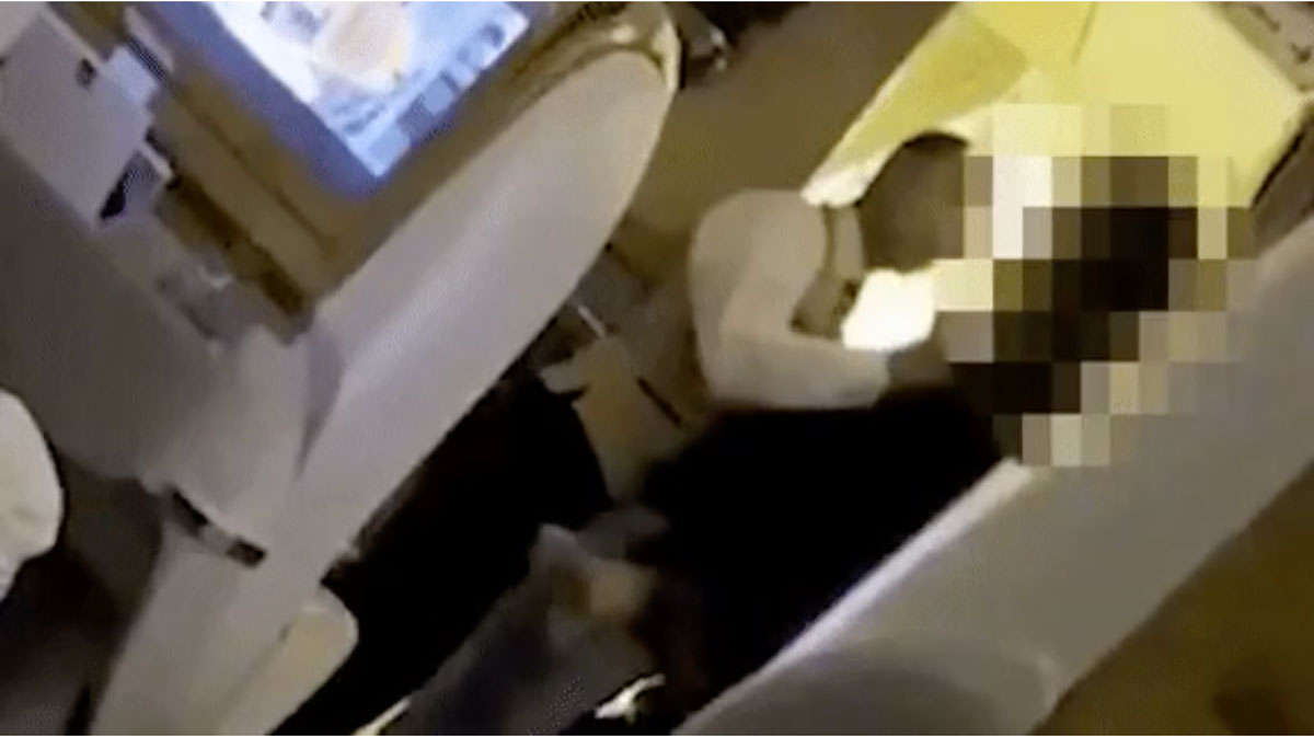 В ОАЕ п'яний пасажир бізнес-класу побився з бортпровідником: відео