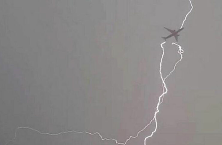 У Ванкувері у літак з пасажирами на борту потрапила блискавка під час зльоту (Відео)