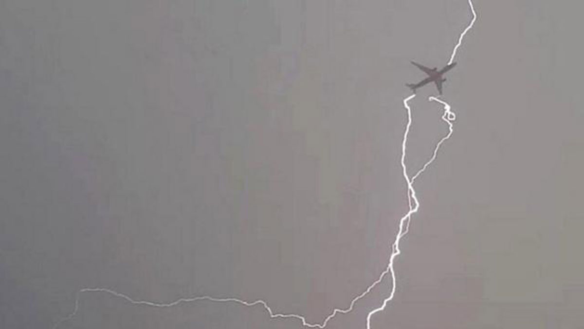 У Ванкувері у літак з пасажирами на борту потрапила блискавка під час зльоту (Відео)