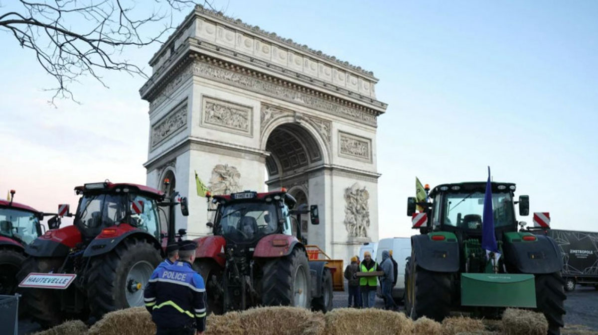 У Парижі фермери перегородили тюками сіна дорогу до Тріумфальної арки